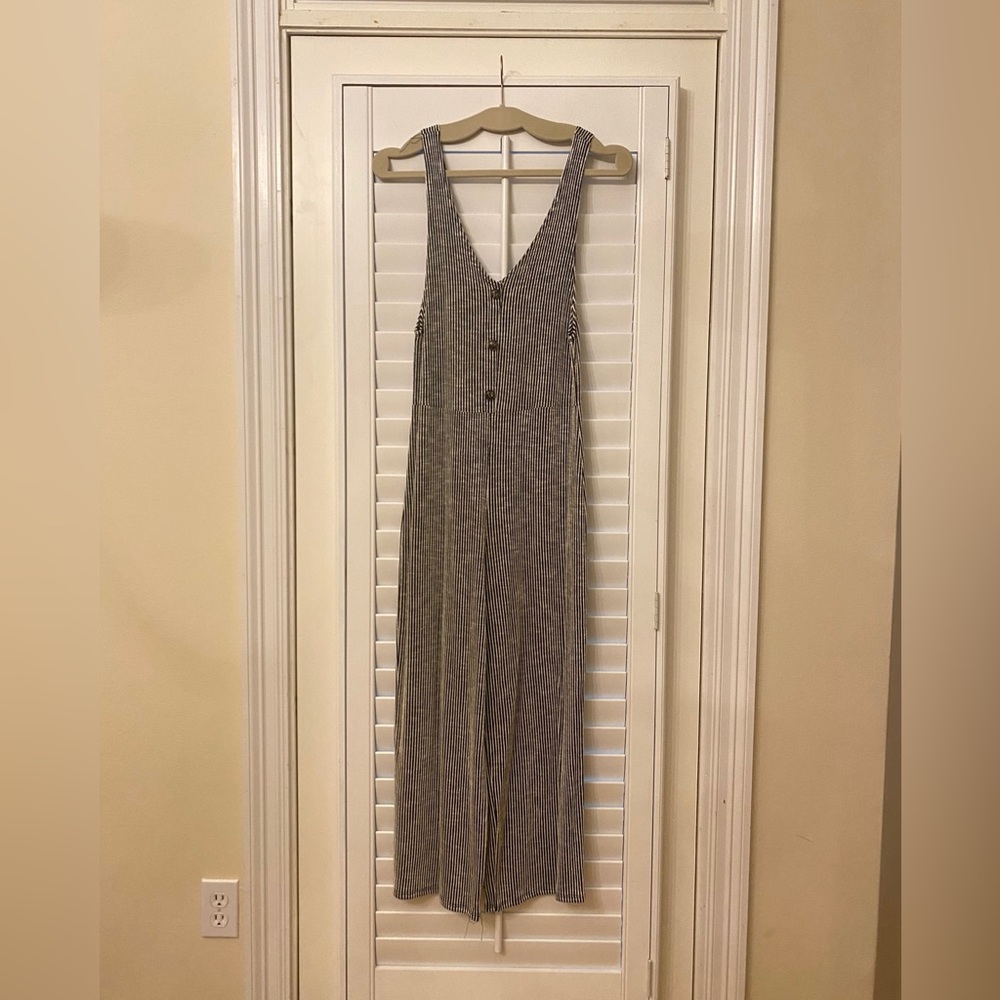Stretchy casual pinstriped jumpsuit! Great material, comfortable, never worn!